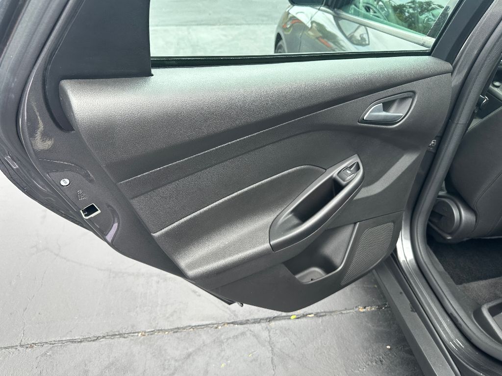 2018 Ford Focus SE - Photo 18