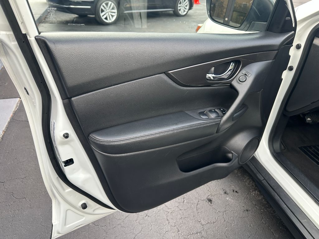 2020 Nissan Rogue SV - Photo 16